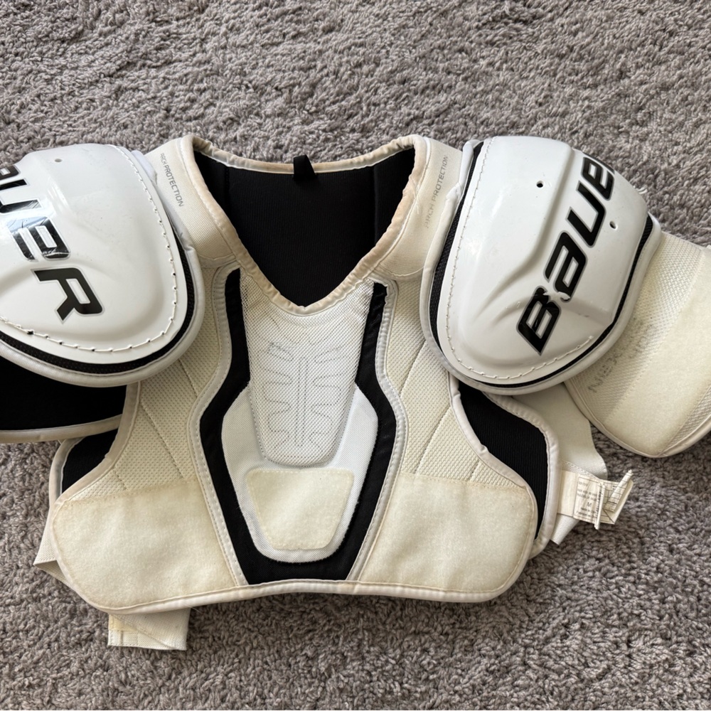 Bauer Nexus 400 Junior White and Black Shoulder Pads